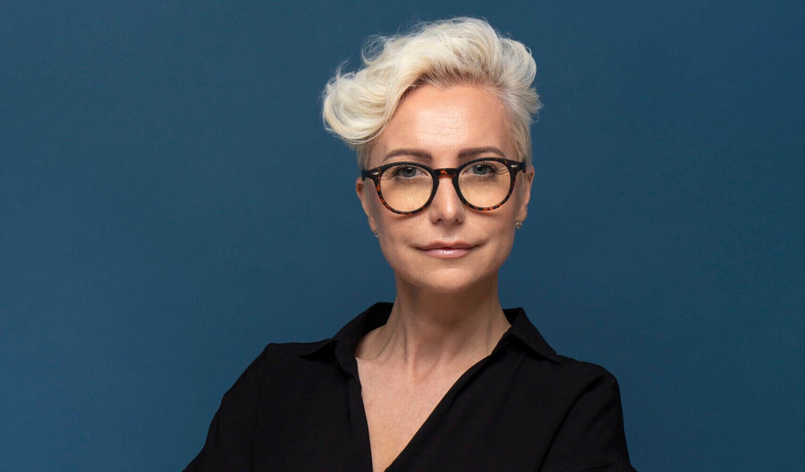 medium-shot-business-woman-posing